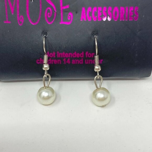 Muse Accessories Fashion Jewelry Faux Pearl Drop Hanging Earrings - Picture 5 of 5